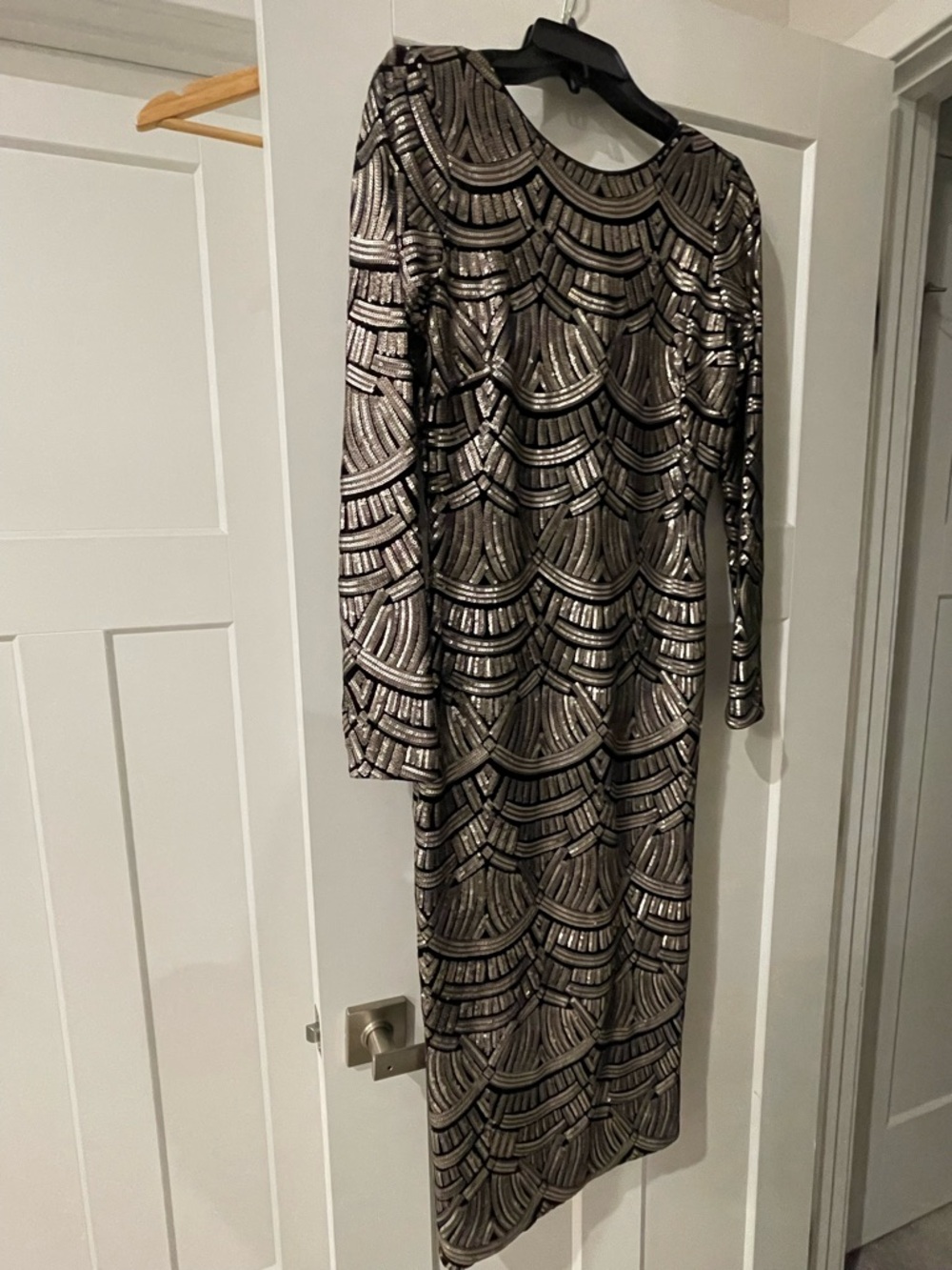Dress the Population Metallic & Black Sequined Long Sleeve Cocktail Dress